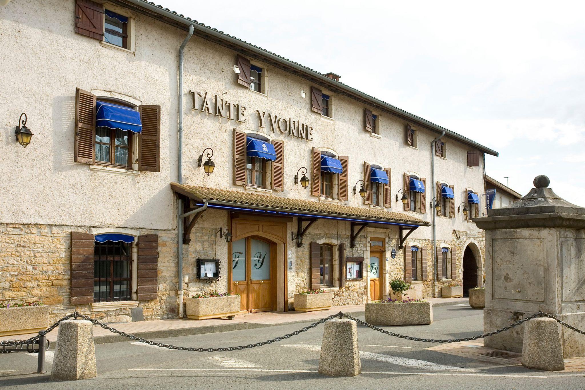Logis Hotel Tante Yvonne & Son Restaurant Semi-Gastronomique - Lyon Nord Quincieux Exterior foto