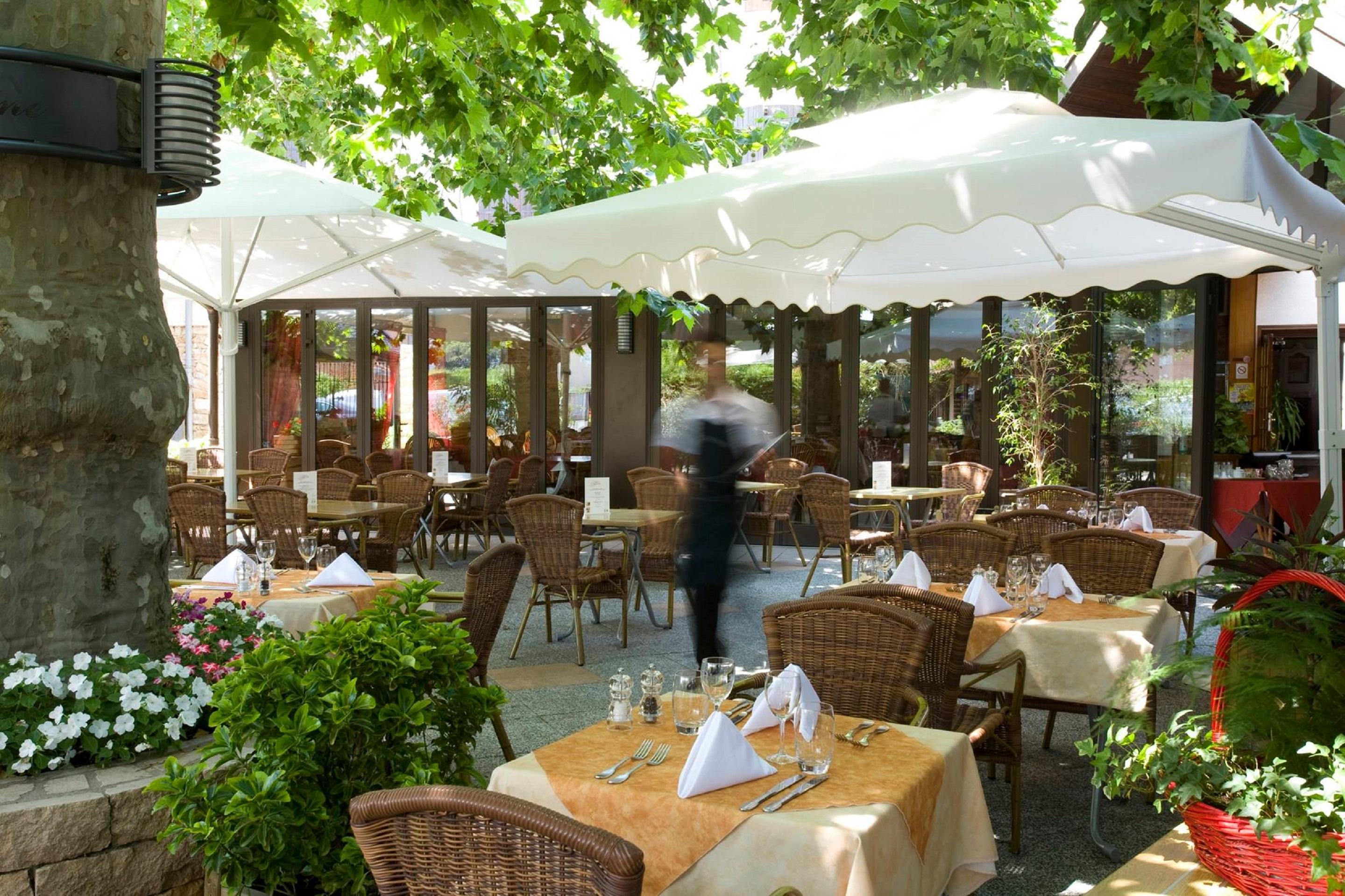 Logis Hotel Tante Yvonne & Son Restaurant Semi-Gastronomique - Lyon Nord Quincieux Exterior foto