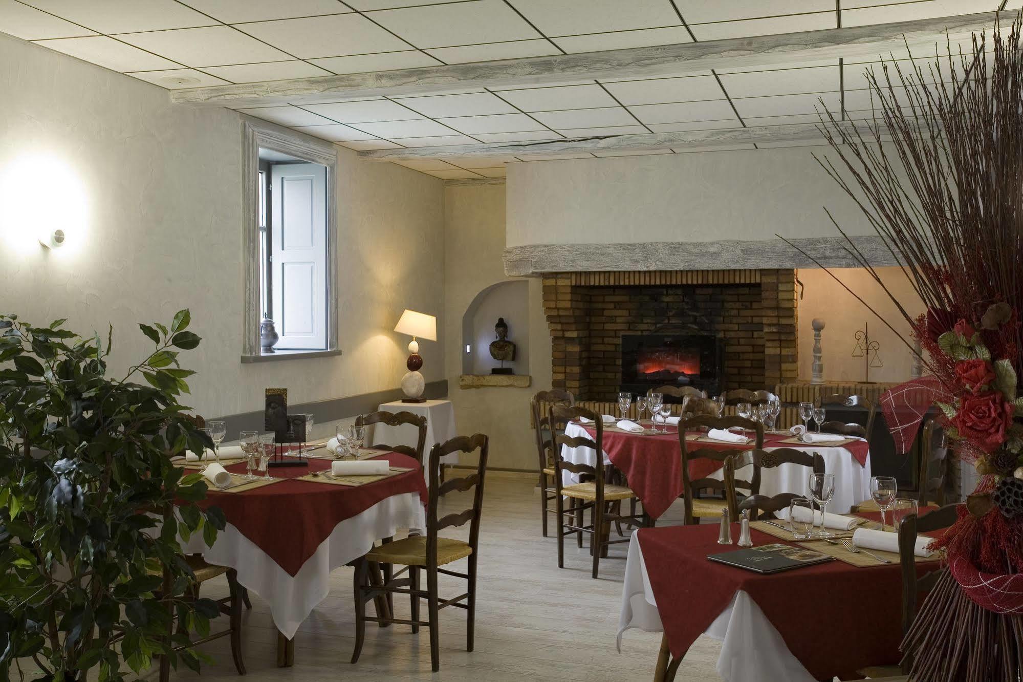 Logis Hotel Tante Yvonne & Son Restaurant Semi-Gastronomique - Lyon Nord Quincieux Exterior foto